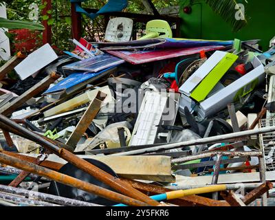 Ein Müllhaufen mit Eimer, Seil, Flaschen und anderen Gegenständen auf einer Deponie Stockfoto