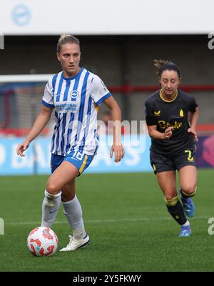 Crawley, Großbritannien. September 2024. Brightons Maisie Symonds beim Barclays Women's Super League Spiel zwischen Brighton & Hove Albion und Everton im Broadfield Stadium. Quelle: Telephoto Images/Alamy Live News Stockfoto