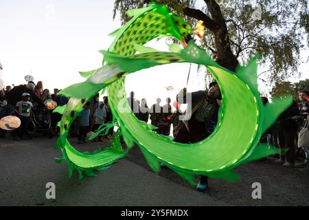 Seattle, Washington, USA. September 2024. Der Künstler Wei Dai spielt einen Drachentanz während der herbstlichen Tagundnachtgleiche der Luminata im Green Lake Park von Seattle. Der Fremont Arts Council begrüßt alle zur Prozession um den Green Lake, um die herbstliche Tagundnachtgleiche mit beleuchteten Kostümen, Laternen und Kunst zu feiern. Quelle: Paul Christian Gordon/Alamy Live News Stockfoto