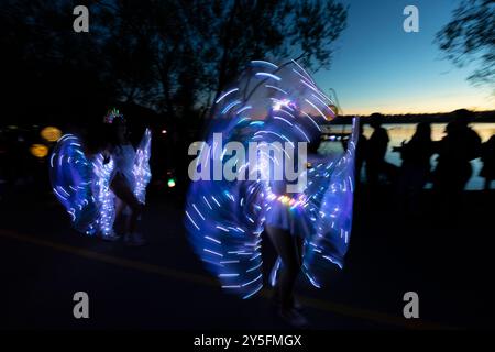 Seattle, Washington, USA. September 2024. Tänzer in beleuchteten Kostümen beleuchten den Weg während einer Prozession bei der Herbsttagnachtgleiche in Luminata im Green Lake Park von Seattle. Der Fremont Arts Council begrüßt alle zur Prozession um den Green Lake, um die herbstliche Tagundnachtgleiche mit beleuchteten Kostümen, Laternen und Kunst zu feiern. Quelle: Paul Christian Gordon/Alamy Live News Stockfoto