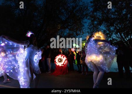 Seattle, Washington, USA. September 2024. Tänzer in beleuchteten Kostümen beleuchten den Weg während einer Prozession bei der Herbsttagnachtgleiche in Luminata im Green Lake Park von Seattle. Der Fremont Arts Council begrüßt alle zur Prozession um den Green Lake, um die herbstliche Tagundnachtgleiche mit beleuchteten Kostümen, Laternen und Kunst zu feiern. Quelle: Paul Christian Gordon/Alamy Live News Stockfoto