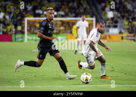 Nashville, USA. September 2024. Nashville SC Mittelfeldspieler Hany Mukhtar (10) und FC Cincinnati Mittelfeldspieler Luciano Acosta (10). Der FC Cincinnati spielt am 21. September 2024 im GEODIS Park in Nashville, Tennessee, ein Spiel gegen Nashville SC. (Foto: Kindell Buchanan/SIPA USA) Credit: SIPA USA/Alamy Live News Stockfoto