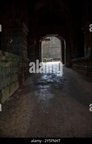 Kolhapur, Indien - 8. September 2024 Ruinen von Konkan Darwaja (Konkan Door) ein weiterer Eingang zum Panhala Fort in Kolhapur Maharashtra Indien Stockfoto