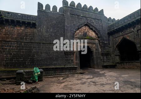 Kolhapur, Indien - 8. September 2024 Ruinen des inneren Tores von Teen darwaza von Panhala Fort in Maharashtra Indien Stockfoto