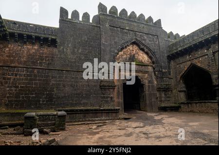 Kolhapur, Indien - 8. September 2024 Ruinen des inneren Tores von Teen darwaza oder der Tür des Panhala Forts bei Maharashtra Indien Stockfoto