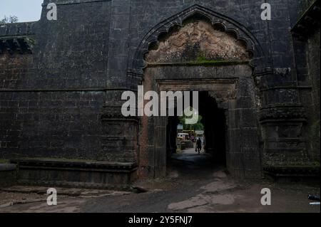 Kolhapur, Indien - 8. September 2024 Ruinen des inneren Tores von Teen darwaza oder der Tür des Panhala Forts bei Maharashtra Indien Stockfoto