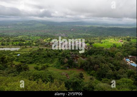 Kolhapur, Indien - 8. September 2024 Top-Winkel-Ansicht entwickeltes Dorf modernes Dorf von Panhala Fort in Kolhapur Maharashtra Indien Stockfoto