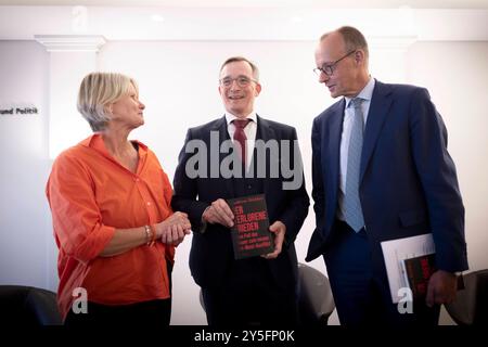 Andreas Roedder, Friedrich Merz - Buchvorstellung der verlorene Frieden DEU, Deutschland, Deutschland, Berlin, 19.09.2024 Moderatorin Susanne Gaschke NZZ , Autor und Historiker Andreas Roedder und Friedrich Merz , Vorsitzender der CDU und Kanzlerkandidat der Union CDU/CSU rechts bei der Buchvorstellung vom Buch von Andreas Roedder der verlorene Frieden vom Beck Verlag im Haus des Familienunternehmens am 19.09.24 in Berlin Susanne Gaschke NZZ , Autor und Historiker Andreas Roedder und Friedrich Merz , Vorsitzender der CDU und Kanzlerkandidat der Union CDU/CSU f.l.t Stockfoto