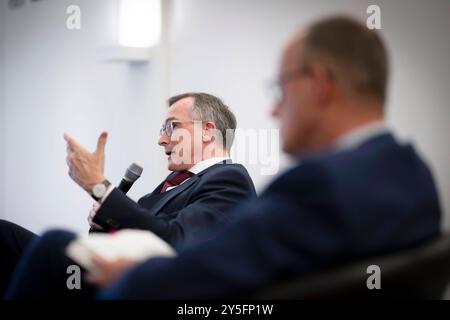 Andreas Roedder, Friedrich Merz - Buchvorstellung der verlorene Frieden DEU, Deutschland, Deutschland, Berlin, 19.09.2024 Autor und Historiker Andreas Roedder und Friedrich Merz , Vorsitzender der CDU und Kanzlerkandidat der Union CDU/CSU rechts bei der Buchvorstellung vom Buch von Andreas Roedder der verlorene Frieden vom Beck Verlag im Haus des Familienunternehmens am 19.09.24 in Berlin Deutschland Rödder en: Autor und Historiker Andreas Roedder und Friedrich Merz , Vorsitzender der CDU und Kanzlerkandidat der Union CDU/CSU f.l.t.r. bei der Buchpräsentation von Andreas Roedders Buch The Lost Stockfoto