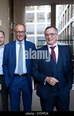 Andreas Roedder, Friedrich Merz - Buchvorstellung der verlorene Frieden DEU, Deutschland, Deutschland, Berlin, 19.09.2024 Friedrich Merz , Vorsitzender der CDU und Kanzlerkandidat der Union CDU/CSU und Autor und Historiker Andreas Roedder rechts bei der Buchvorstellung vom Buch von Andreas Roedder der verlorene Frieden vom Beck Verlag im Haus des Familienunternehmens am 19.09.24 in Berlin Deutschland Rödder en: Friedrich Merz, Vorsitzender der CDU und Kanzlerkandidat der Union CDU/CSU und Autor und Historiker Andreas Roedder f.l.t.r. bei der Buchpräsentation von Andreas Roedders Buch The Lost Stockfoto