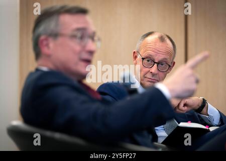 Andreas Roedder, Friedrich Merz - Buchvorstellung der verlorene Frieden DEU, Deutschland, Deutschland, Berlin, 19.09.2024 Autor und Historiker Andreas Roedder und Friedrich Merz , Vorsitzender der CDU und Kanzlerkandidat der Union CDU/CSU rechts bei der Buchvorstellung vom Buch von Andreas Roedder der verlorene Frieden vom Beck Verlag im Haus des Familienunternehmens am 19.09.24 in Berlin Deutschland Rödder en: Autor und Historiker Andreas Roedder und Friedrich Merz , Vorsitzender der CDU und Kanzlerkandidat der Union CDU/CSU f.l.t.r. bei der Buchpräsentation von Andreas Roedders Buch The Lost Stockfoto