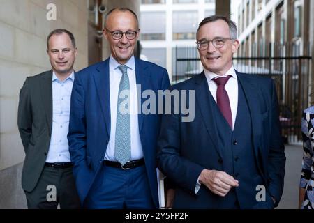 Andreas Roedder, Friedrich Merz - Buchvorstellung der verlorene Frieden DEU, Deutschland, Deutschland, Berlin, 19.09.2024 Friedrich Merz , Vorsitzender der CDU und Kanzlerkandidat der Union CDU/CSU und Autor und Historiker Andreas Roedder rechts bei der Buchvorstellung vom Buch von Andreas Roedder der verlorene Frieden vom Beck Verlag im Haus des Familienunternehmens am 19.09.24 in Berlin Deutschland Rödder en: Friedrich Merz, Vorsitzender der CDU und Kanzlerkandidat der Union CDU/CSU und Autor und Historiker Andreas Roedder f.l.t.r. bei der Buchpräsentation von Andreas Roedders Buch The Lost Stockfoto