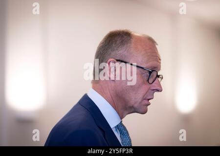 Friedrich Merz DEU, Deutschland, Deutschland, Berlin, 19.09.2024 Friedrich Merz , Vorsitzender der CDU und Kanzlerkandidat der Union CDU/CSU , bei der Buchvorstellung vom Buch von Andreas Roedder der verlorene Frieden vom Beck Verlag im Haus des Familienunternehmens am 19.09.24 in Berlin Deutschland Rödder en: Friedrich Merz , Vorsitzender der CDU und Kanzlerkandidat der Union CDU/CSU , bei der Buchpräsentation des Buchs der verlorene Frieden von Andreas Roedders vom Beck Verlag im Haus des Familienunternehmens am 19. September 24 in Berlin Rödder *** Friedrich Merz DEU, Deutschland, Stockfoto