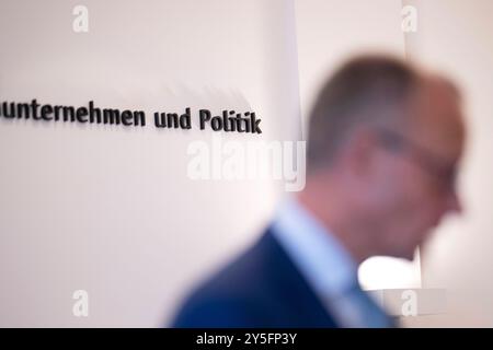 Friedrich Merz DEU, Deutschland, Berlin, 19.09.2024 Symbol Unternehmen und Politik mit Unschaerfe : Friedrich Merz , Vorsitzender der CDU und Kanzlerkandidat der Union CDU/CSU , bei der Buchvorstellung vom Buch von Andreas Roedder der verlorene Frieden vom Beck Verlag im Haus des Familienunternehmens am 19.09.24 in Berlin Deutschland Rödder en: Friedrich Merz , Vorsitzender der CDU und Kanzlerkandidat der Union CDU/CSU , anlässlich der Buchpräsentation des Buchs The Lost Peace von Andreas Roedders vom Beck Verlag im Haus des Familienunternehmens am 19. September 24 in Berlin Ger Stockfoto