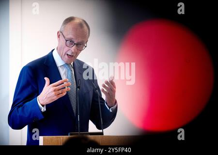 Friedrich Merz DEU, Deutschland, Deutschland, Berlin, 19.09.2024 Friedrich Merz , Vorsitzender der CDU und Kanzlerkandidat der Union CDU/CSU , bei der Buchvorstellung vom Buch von Andreas Roedder der verlorene Frieden vom Beck Verlag im Haus des Familienunternehmens am 19.09.24 in Berlin Deutschland Rödder en: Friedrich Merz , Vorsitzender der CDU und Kanzlerkandidat der Union CDU/CSU , bei der Buchpräsentation des Buchs der verlorene Frieden von Andreas Roedders vom Beck Verlag im Haus des Familienunternehmens am 19. September 24 in Berlin Rödder *** Friedrich Merz DEU, Deutschland, Stockfoto