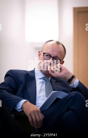 Friedrich Merz DEU, Deutschland, Deutschland, Berlin, 19.09.2024 Friedrich Merz , Vorsitzender der CDU und Kanzlerkandidat der Union CDU/CSU , bei der Buchvorstellung vom Buch von Andreas Roedder der verlorene Frieden vom Beck Verlag im Haus des Familienunternehmens am 19.09.24 in Berlin Deutschland Rödder en: Friedrich Merz , Vorsitzender der CDU und Kanzlerkandidat der Union CDU/CSU , bei der Buchpräsentation des Buchs der verlorene Frieden von Andreas Roedders vom Beck Verlag im Haus des Familienunternehmens am 19. September 24 in Berlin Rödder *** Friedrich Merz DEU, Deutschland, Stockfoto