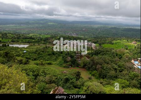 Kolhapur, Indien - 8. September 2024 Top-Winkel-Ansicht entwickeltes Dorf modernes Dorf von Panhala Fort in Kolhapur Maharashtra Indien Stockfoto