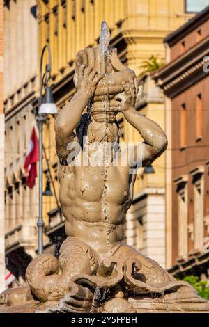 Eine Nahaufnahme der Fontana del Tritone in Rom, die den Meeresgott Triton zeigt, der eine Muschelschale bläst, befindet sich auf der Piazza Barberini. Stockfoto