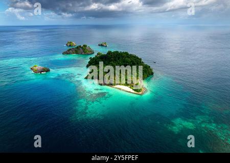 Aus der Vogelperspektive auf eine wunderschöne tropische abgelegene Insel mit wunderschönem weißen Strand und üppiger tropischer Vegetation, Kendari, Sulawesi, Indonesien Stockfoto