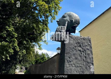 Stefan Zweig in Salzburg Oesterreich, Österreich, Österreich, Salzburger Land, Salzburg, 11.08.2024 Bueste und Denkmal vom Schriftsteller Stefan Zweig an der Stefan Zweig Villa am Paschinger Schloessl auf dem Kapuzinerberg in Salzburg , Oesterreich Österreich . Die Salzburger Festspiele gelten als das weltweit bedeutendste Festival der klassischen Musik und darstellenden Kunst . Alljaehrlich werden in den sechs Festspielwochen mehr als 200 Veranstaltungen von mehr als 250,000 Gaesten besuchen en: Büste und Denkmal des Schriftstellers Stefan Zweig in der Stefan Zweig Villa am Paschinger Schloessl on Stockfoto