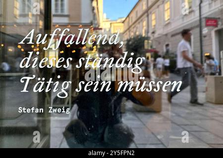 Stefan Zweig in Salzburg Oesterreich, Österreich, Österreich, Salzburger Land, Salzburg, 11.08.2024 Zitat Auffallend dieses staendig taetig sein muessen vom Schriftsteller Stefan Zweig als Teil von einem Kunstprojekt in Salzburg , Oesterreich Österreich . Die Salzburger Festspiele gelten als das weltweit bedeutendste Festival der klassischen Musik und darstellenden Kunst . Alljaehrlich werden in den sechs Festspielwochen mehr als 200 Veranstaltungen von mehr als 250,000 Gaesten besuchen. Es ist auffällig, dass man vom Schriftsteller Stefan Zweig als Teil einer Kunstpr. Ständig aktiv sein muss Stockfoto