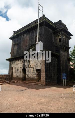 Kolhapur, Indien - 8. September 2024 die Ruinen von Sajja Kothi wurden als Aussichtspavillon mit Blick auf das Tal unterhalb der Festung Panhala in Kolhap errichtet Stockfoto