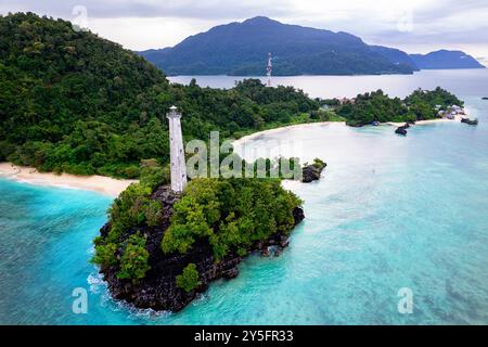 Blick aus der Vogelperspektive auf einen rustikalen Leuchtturm, Sandstrand auf der tropischen Insel Labengki mit üppiger Vegetation, vor der Küste von Sulawesi, Indonesien, Asien Stockfoto
