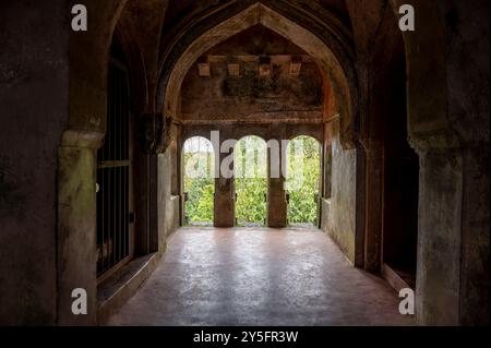 Kolhapur, Indien - 8. September 2024 das Innere von Sajja Kothi wurde als Aussichtspavillon mit Blick auf das Tal unterhalb der Festung Panhala in K errichtet Stockfoto