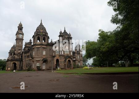 Kolhapur, Indien - 9. September 2024 Außenansicht des Neuen Palastmuseums in Kolhapur im indischen Bundesstaat Maharashtra Stockfoto