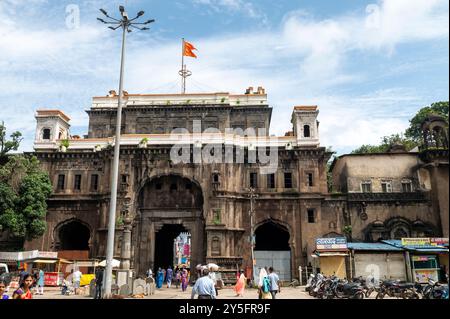 Kolhapur , Indien - 9. September 2024 Blick auf den Haupteingang von Bhavani Mandap von innen ist ein historisches Gebäude in der ummauerten Stadtmitte Stockfoto