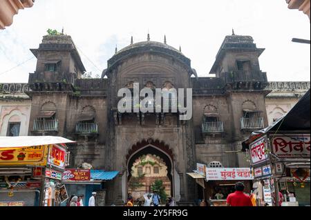 Kolhapur, Indien - 9. September 2024 Blick auf ein zweites Tor neben dem Haupteingang des Bhavani Mandap im ummauerten Stadtzentrum von Kolha Stockfoto