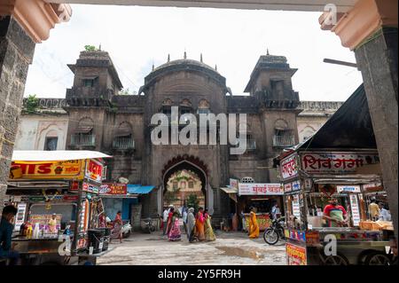 Kolhapur, Indien - 9. September 2024 Blick auf ein zweites Tor neben dem Haupteingang des Bhavani Mandap im ummauerten Stadtzentrum von Kolha Stockfoto