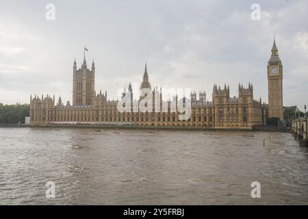 London, Großbritannien. Am 21. September 2024 fahren die Teilnehmer an den Houses of parliament vorbei, während sie am Great River Boat Race teilnehmen. Rund 300 Boote mit über 2.500 Wettbewerbern, darunter Ruderclubs, Pubs, Schulen, Bootsgesellschaften und die bewaffneten Dienste, die eine 21,6 km lange Strecke von Millwall in East London nach Richmond zurücklegen Stockfoto