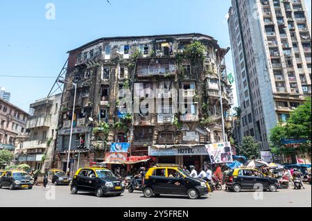 Mumbai, Indien - 17. September 2024 ein altes Gebäude in Kamathipura Maulana Shaukat Ali Road in der Nähe des Old Taj Cinema ar Grant Road in Maharashtra Indien Stockfoto