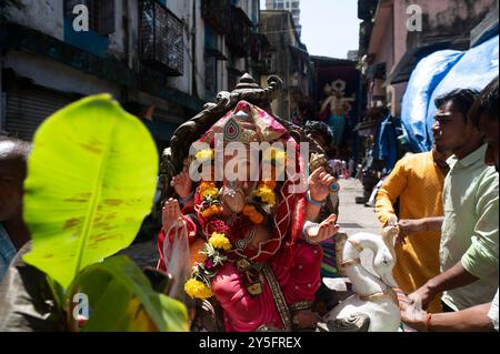 Mumbai, Indien - 17. September 2024 mit einem kleinen Ganapati oder Ganasha zum Eintauchen in die Grant Road East Khetwadi Girgaon Bombay Mumbai Maharashtra 40 Stockfoto