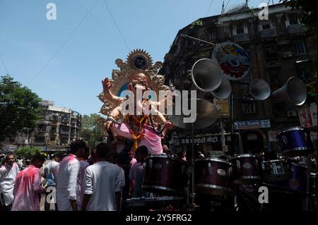 Mumbai, Indien - 17. September 2024 mit einem riesigen Idol von Lord Ganesha werden die Band spielen, singen und werfen Stockfoto