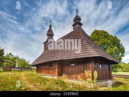 St. Basilius die große Kirche, griechisch-katholisch, Holz, 18. Jahrhundert, Dorf Hrabova Roztoka, Vihorlat-Gebirge, Karpaten, Region Presov, Slowakei Stockfoto