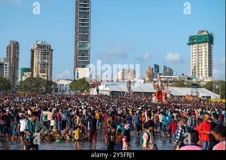 Mumbai, Indien - 17. September 2024 Ein großes Ganapati oder Ganesha-Idol wird an die Küste gebracht, um in Girgaon Chowpatty mumbai einzutauchen Stockfoto