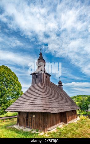 St. Basilius die große Kirche, griechisch-katholisch, Holz, 18. Jahrhundert, Dorf Hrabova Roztoka, Vihorlat-Gebirge, Karpaten, Region Presov, Slowakei Stockfoto