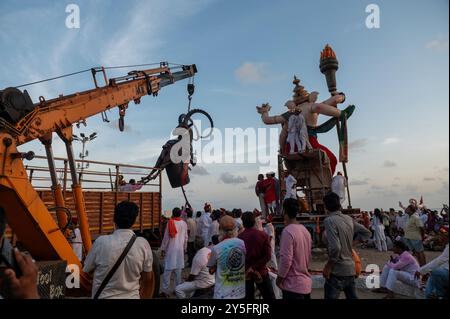 Mumbai, Indien - 17. September 2024 das riesige Ganesha-Idol wird von einem riesigen Kran getragen, um in die Tiefsee des Girgaon Chowpatty mumbai einzutauchen Stockfoto