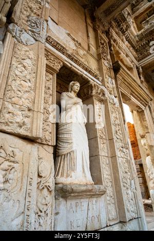 Selcuk, Izmir, Türkei - 4. Juli 2024: Celsus-Bibliothek in der antiken Stadt Ephesus mit herrlichem Blick in Nachtmuseen Stockfoto