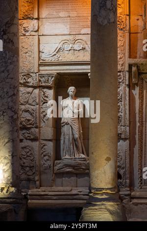 Selcuk, Izmir, Türkei - 4. Juli 2024: Celsus-Bibliothek in der antiken Stadt Ephesus mit herrlichem Blick in Nachtmuseen Stockfoto