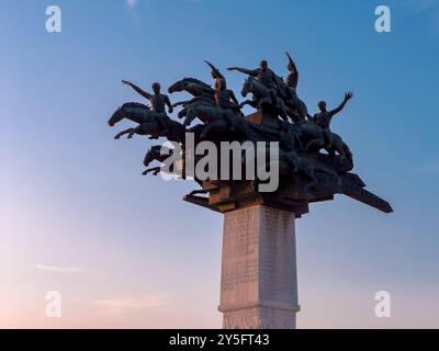 Izmir, Türkei - 3. Juli 2024: Die republikanische Baumstatue auf dem Izmir-Gundogdu-Platz Stockfoto