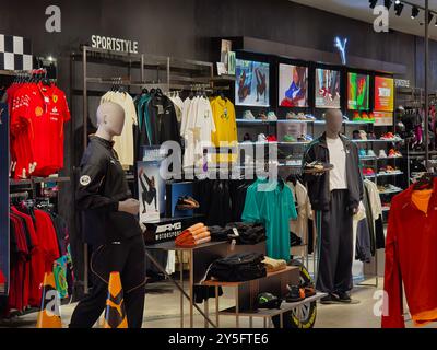 KUALA LUMPUR, MALAYSIA - 28. AUGUST 2024: Einkaufsgeschäft der Marke Puma im großen Einkaufszentrum Stockfoto