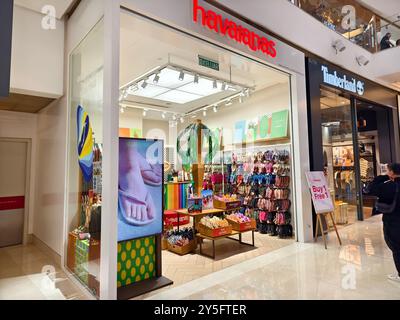 KUALA LUMPUR, MALAYSIA - 28. AUGUST 2024: Havaianas Markeneinzelhandel im großen Einkaufszentrum Stockfoto