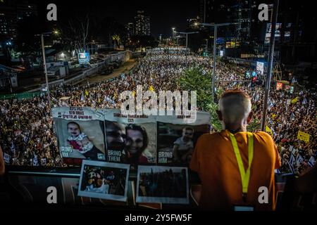 Tel Aviv, Israel. September 2024. Während der Demonstration versammeln sich viele Demonstranten. Die Israelis demonstrierten in Tel Aviv und ganz Israel, um ein Waffenstillstandsabkommen zu unterstützen, um die Freilassung von Geiseln zu ermöglichen, die seit dem 7. Oktober von der Terrorgruppe Hamas in Gaza gefangen gehalten wurden. Verwandte sagen, Netanjahu opfere die Geiseln, während die Nordfront ohne einen Geiselstillstandsvertrag mit der Hamas aufheizt. Quelle: SOPA Images Limited/Alamy Live News Stockfoto