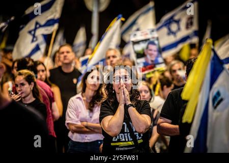 Tel Aviv, Israel. September 2024. Ein Demonstrant weint während der Demonstration. Die Israelis demonstrierten in Tel Aviv und ganz Israel, um ein Waffenstillstandsabkommen zu unterstützen, um die Freilassung von Geiseln zu ermöglichen, die seit dem 7. Oktober von der Terrorgruppe Hamas in Gaza gefangen gehalten wurden. Verwandte sagen, Netanjahu opfere die Geiseln, während die Nordfront ohne einen Geiselstillstandsvertrag mit der Hamas aufheizt. Quelle: SOPA Images Limited/Alamy Live News Stockfoto