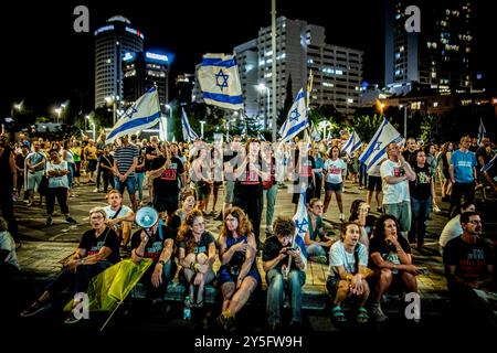 Tel Aviv, Israel. September 2024. Die Demonstranten hören sich die Reden während der Demonstration an. Die Israelis demonstrierten in Tel Aviv und ganz Israel, um ein Waffenstillstandsabkommen zu unterstützen, um die Freilassung von Geiseln zu ermöglichen, die seit dem 7. Oktober von der Terrorgruppe Hamas in Gaza gefangen gehalten wurden. Verwandte sagen, Netanjahu opfere die Geiseln, während die Nordfront ohne einen Geiselstillstandsvertrag mit der Hamas aufheizt. Quelle: SOPA Images Limited/Alamy Live News Stockfoto