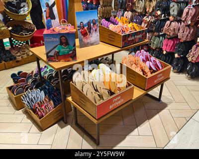 KUALA LUMPUR, MALAYSIA - 28. AUGUST 2024: Havaianas Markeneinzelhandel im großen Einkaufszentrum Stockfoto