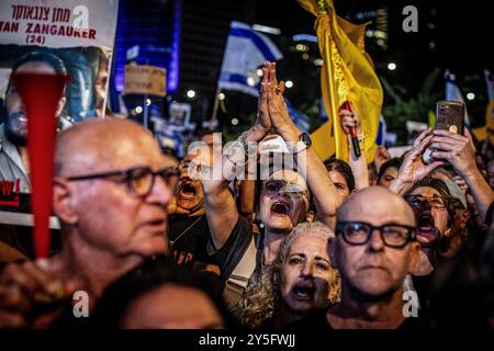 Tel Aviv, Israel. September 2024. Die Demonstranten singen Slogans während der Demonstration, während sie Gesten machen. Die Israelis demonstrierten in Tel Aviv und ganz Israel, um ein Waffenstillstandsabkommen zu unterstützen, um die Freilassung von Geiseln zu ermöglichen, die seit dem 7. Oktober von der Terrorgruppe Hamas in Gaza gefangen gehalten wurden. Verwandte sagen, Netanjahu opfere die Geiseln, während die Nordfront ohne einen Geiselstillstandsvertrag mit der Hamas aufheizt. (Foto von Eyal Warshavsky/SOPA Images/SIPA USA) Credit: SIPA USA/Alamy Live News Stockfoto